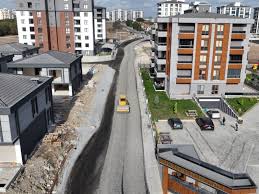 4 SOKAKTA 7 BİN METREKARE SATHİ KAPLAMA YOL ÇALIŞMASI